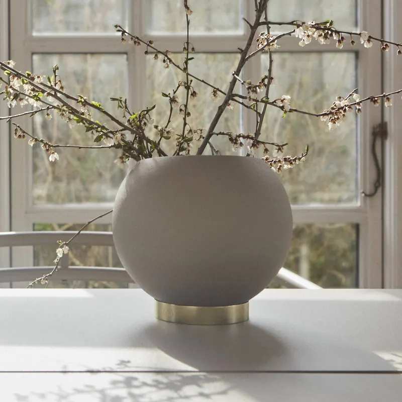 AYTM Doniczka Globe, Ø 17 cm, szaro-brązowa, aluminium, stal