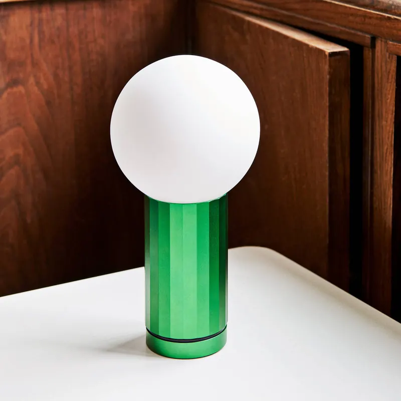 HAY Turn on lampa stołowa LED, zielona podstawa