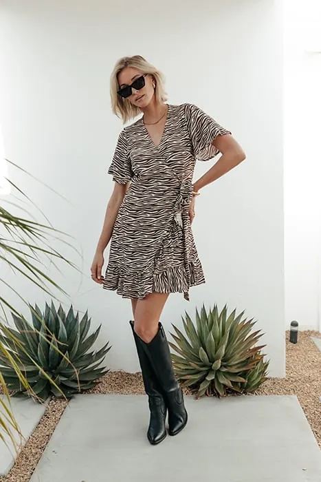 Colourful Rebel Telsi Zebra Short Sleeve Real Wrap Dress Ss Dark Brown Maat: S | Mini Jurken Outlet | Dames | Ecru