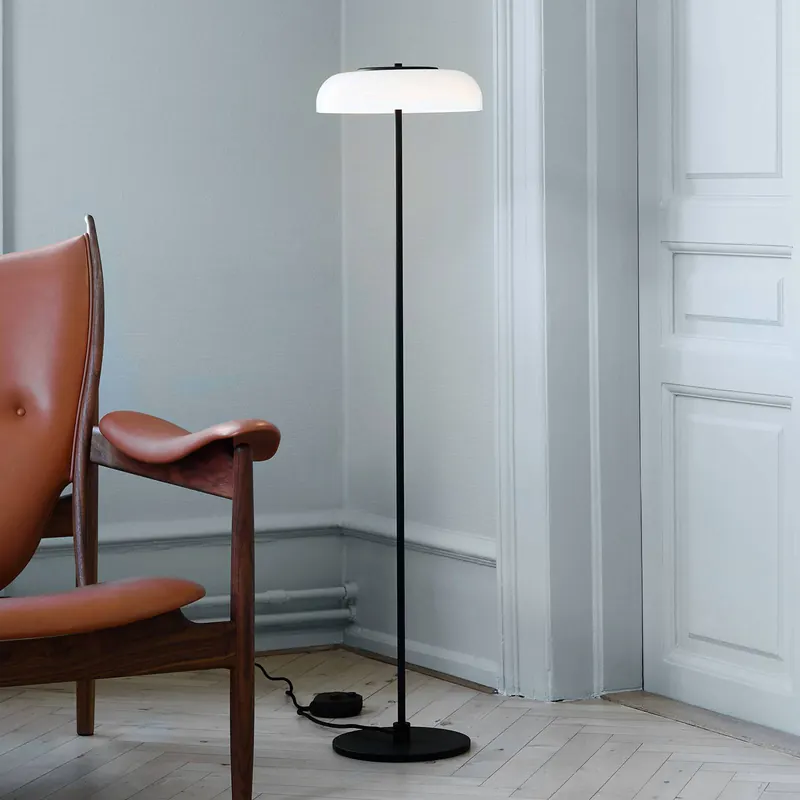 Lampa stojąca LED Nuura Blossi, wysokość 120 cm, czarna/opalowa