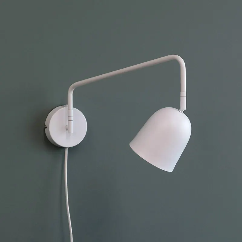 Lampa ścienna Dyberg Larsen Manchester, biała, wysięg 45 cm