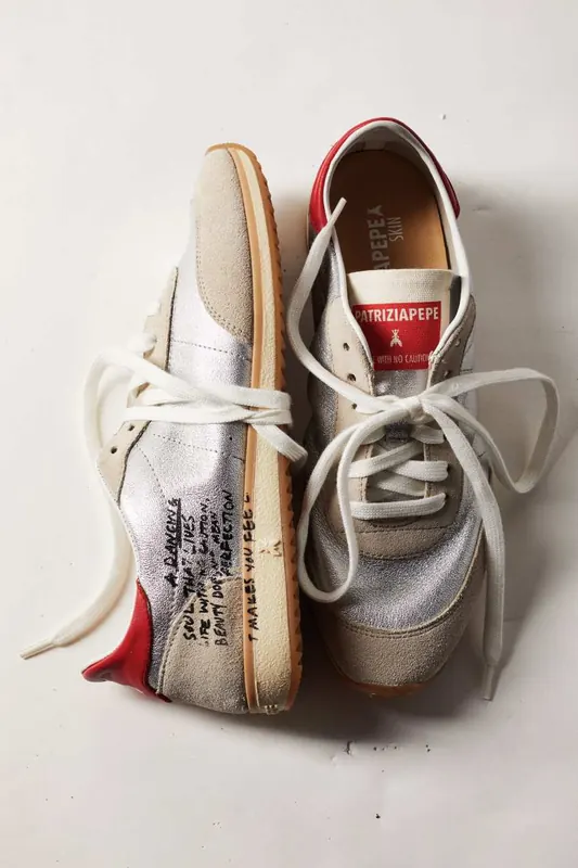 Laminowane sneakersy Running SKIN z napisem