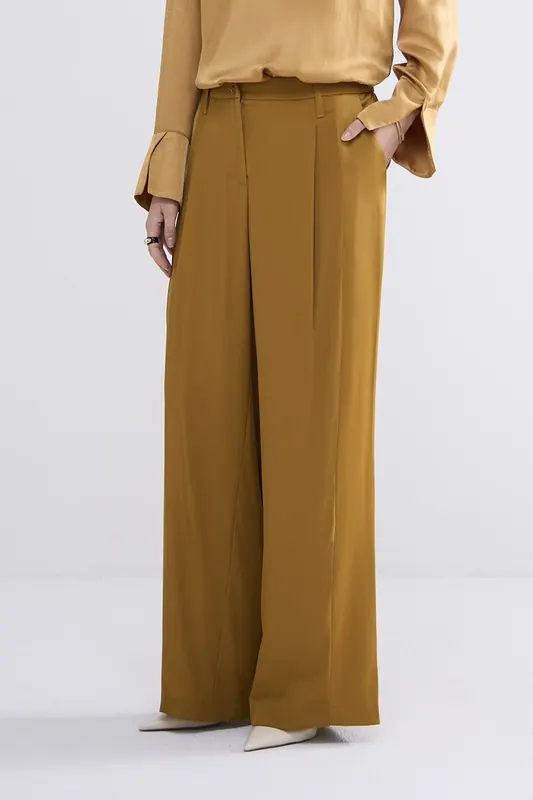 Summum Woman Trousers Wide Leg Crepe Viscose Blend Camel Brown Maat: 44 | Pantalons Outlet | Dames | Bruin