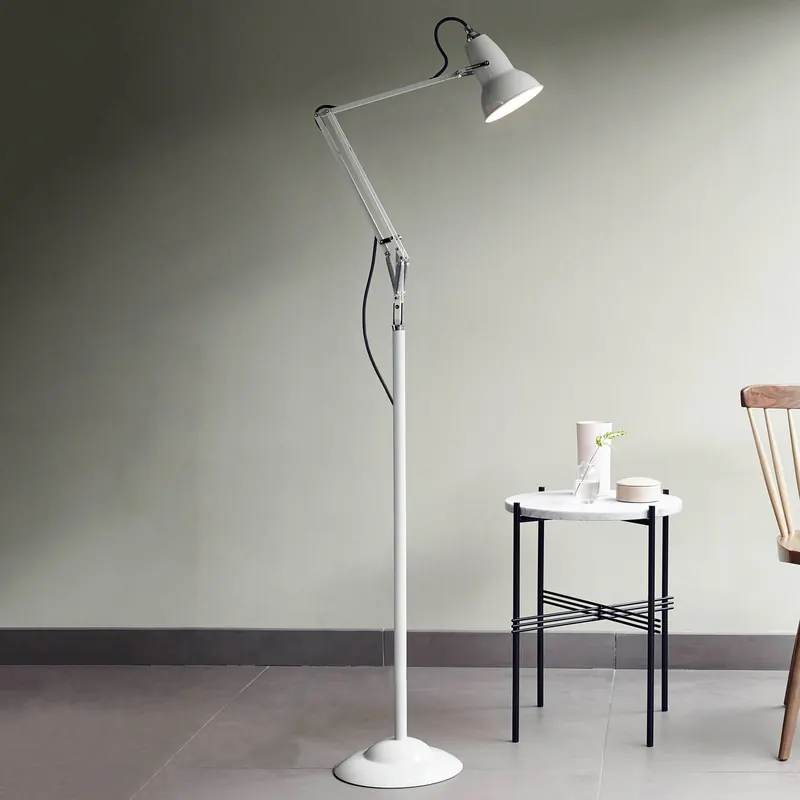 Lampa podłogowa Anglepoise Original 1227 w kolorze gołębiej szarości