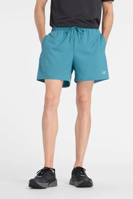 New Balance Sport Essential Short 5 Big Teal Maat: S | Sport Shorts Outlet | Heren | Blauw