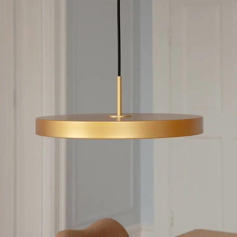 Żyrandol LED UMAGE Asteria Medium, kolor mosiężny Ø 43 cm
