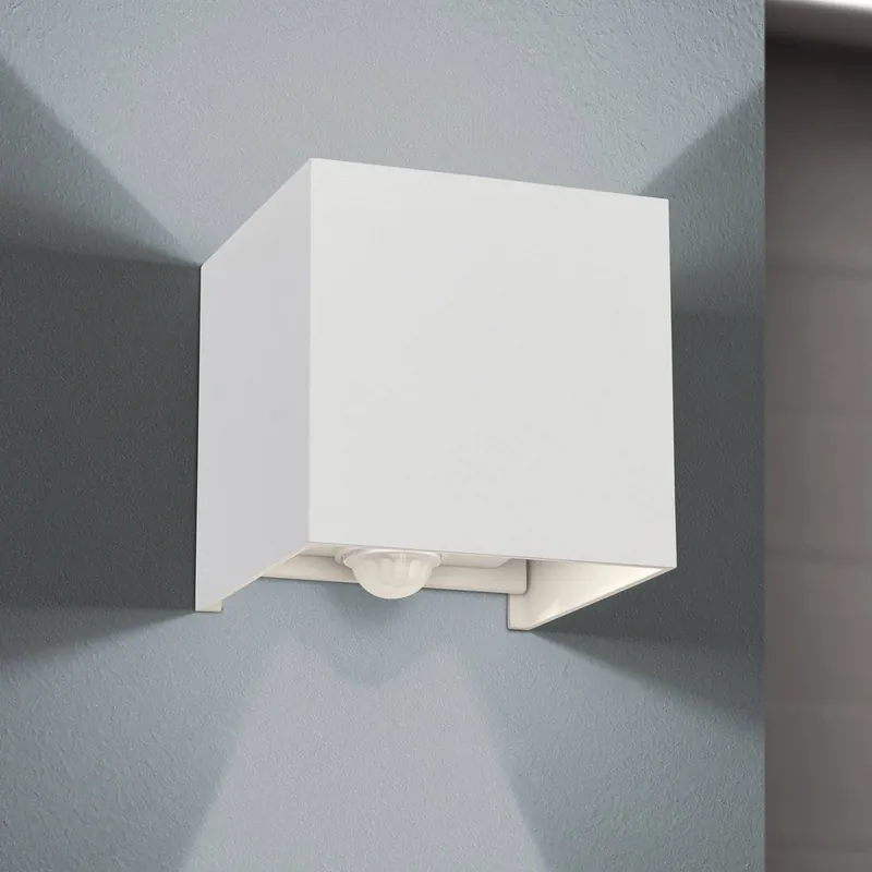 Kinkiet zewnętrzny LED Cube-S, biały, metalowy, czujnik ruchu