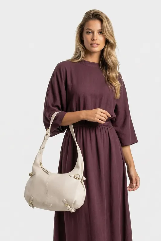 Coccinelle Large Leather Shoulder Bag In Cream Maat: OS | Handtassen Outlet | Dames | Wit