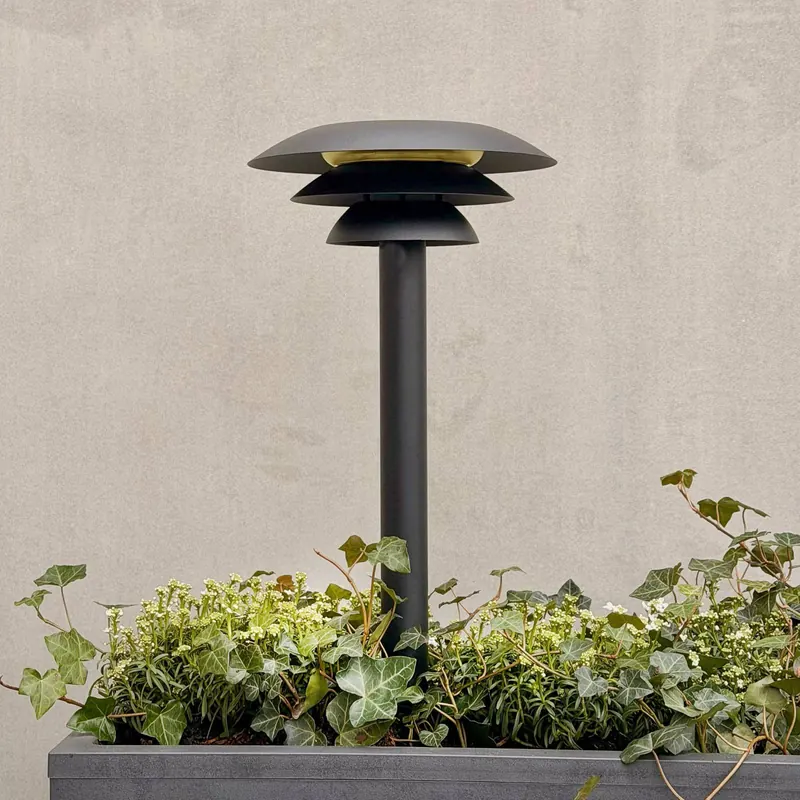 Lampa słoneczna Dyberg Larsen DL25 z grotem ziemnym, czarna, 3000 K