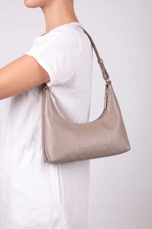 Calvin Klein Emblem Aop Conv Shoulder Bag Desert Taupe Maat: OS | Handtassen Outlet | Dames | Beige