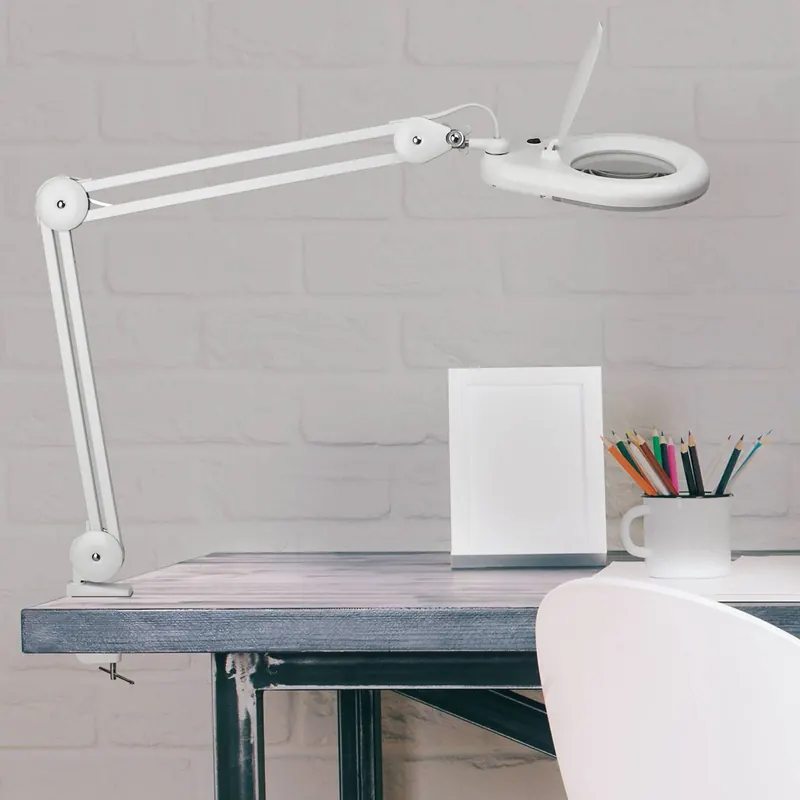 Lampa z lupą LED MAULviso, biała, wysokość 50 cm, zacisk