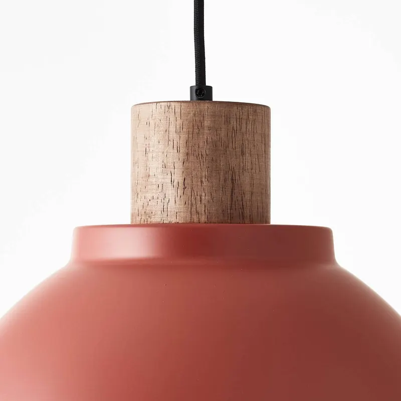Lampa wisząca Erena z drewnianym detalem, czerwona
