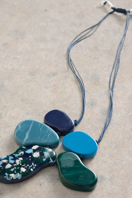 White Stuff Abstract Resin Necklace Blue Multi Maat: OS | Kettingen Outlet | Dames | Groen