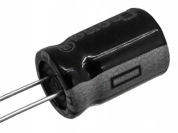 Kondensator elektrolityczny 220uF/35V komplet 10 sztuk