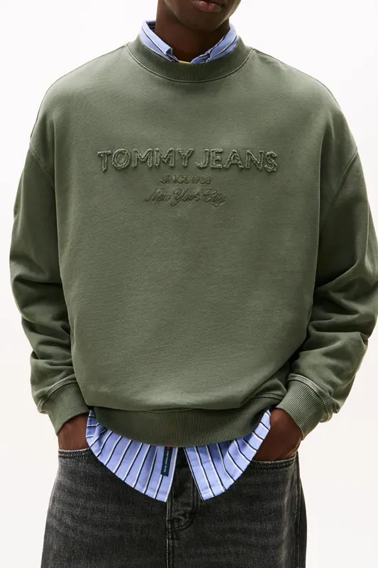 Tommy Hilfiger Classic 90s Tonal Logo Washed Sweatshirt Dark Greenery Maat: S | Sweaters Outlet | Heren | Groen