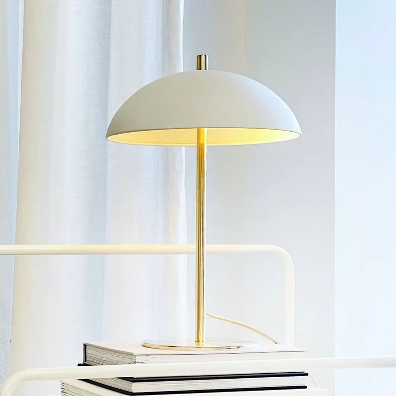 Lampa stołowa Dyberg Larsen Globus, beżowo-mosiężna, 44 cm