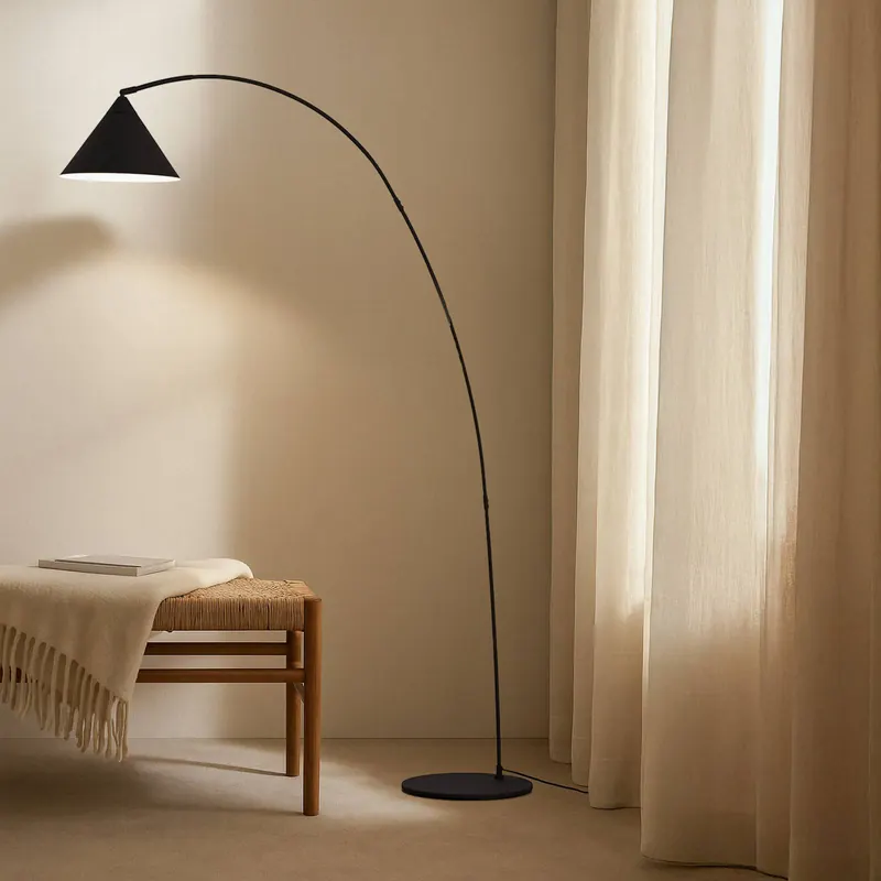 Lampa łukowa Lindby Triangolo, czarna, wysokość 195 cm, metal E27
