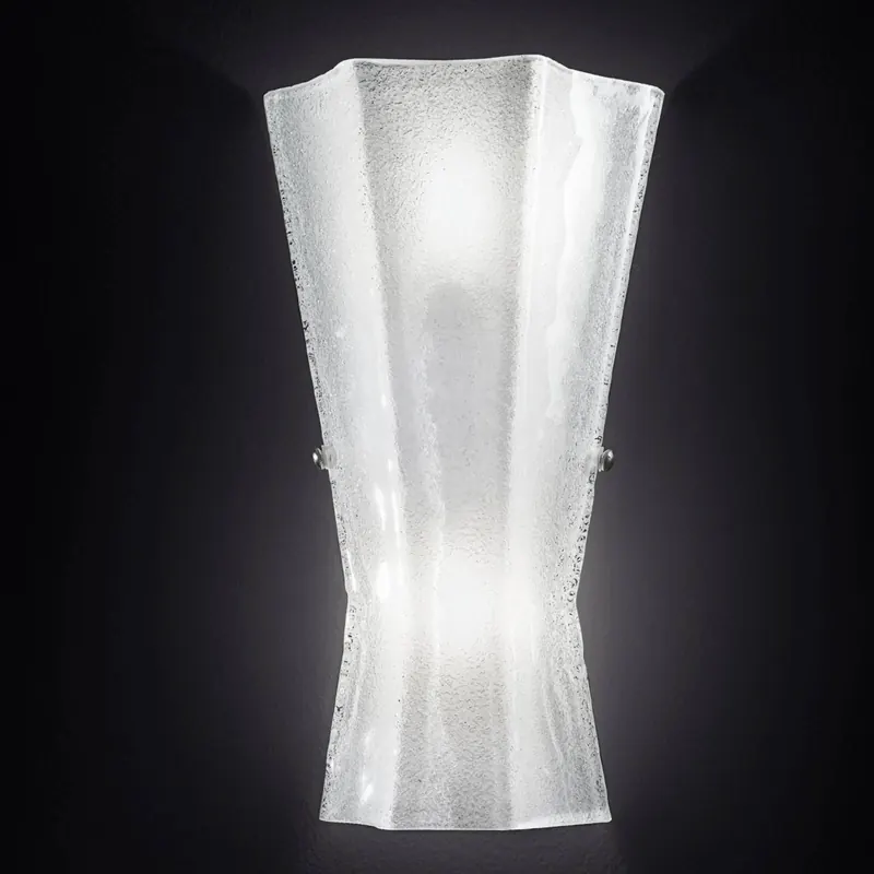 Delikatna lampa ścienna Monja