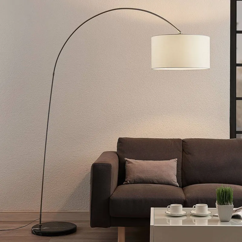 Łukowa lampa stojąca Belinda, biały klosz tkanina