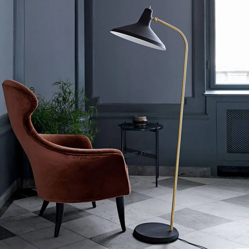 GUBI G-10 lampa podłogowa czarna/mosiężna