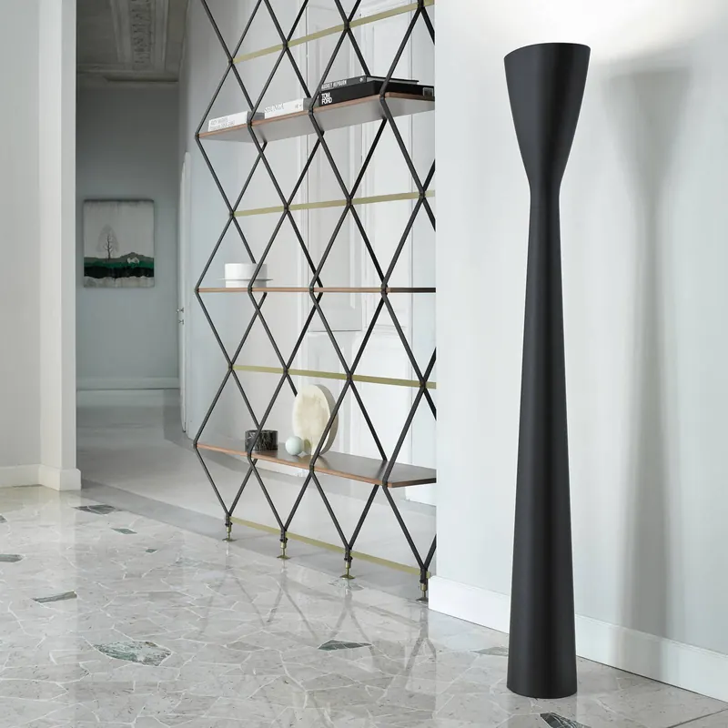 Lampa stojaca LED Carrara ze ściemniaczem, czarna