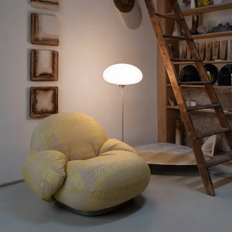 Lampa stojąca Gubi Stemlite, kolor szary żwirowy, wysokość 110 cm, ściemniana