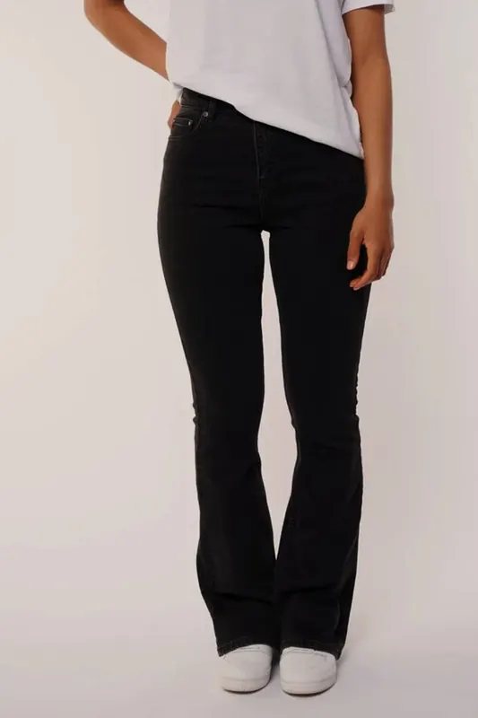 America Today Peggy Washed Black Maat: W26 | Flared Jeans Outlet | Dames | Zwart