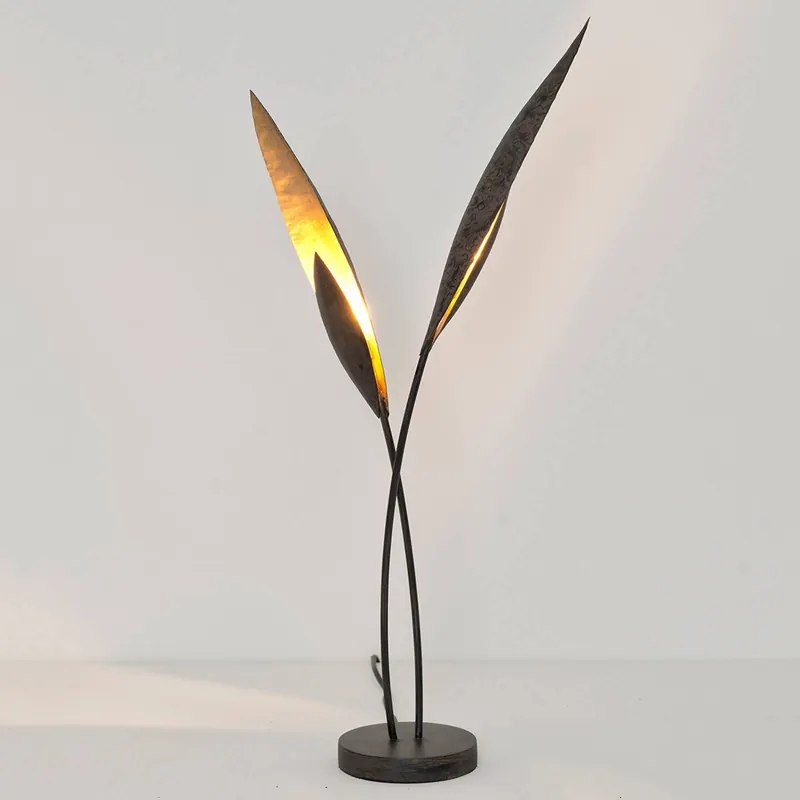 Strelicie – delikatna lampa stołowa LED