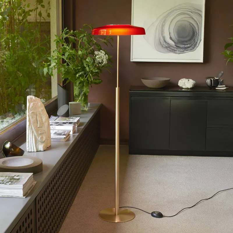Oluce Lampa stojąca LED Dora, złota/czerwona, metal, PMMA