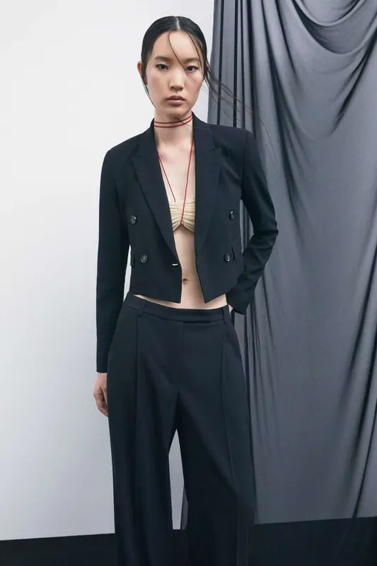 Dwurzędowy krótki blazer „My SKIN Tailoring” z krepy