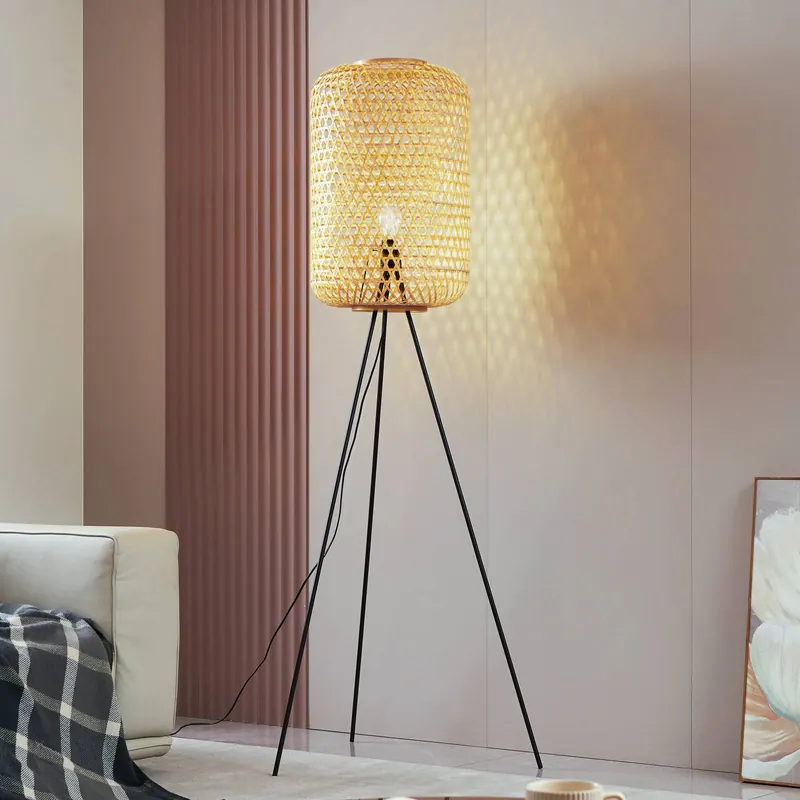 Lampa stojąca Lucande Jorick, bambus, trójnóg, wysokość 166 cm