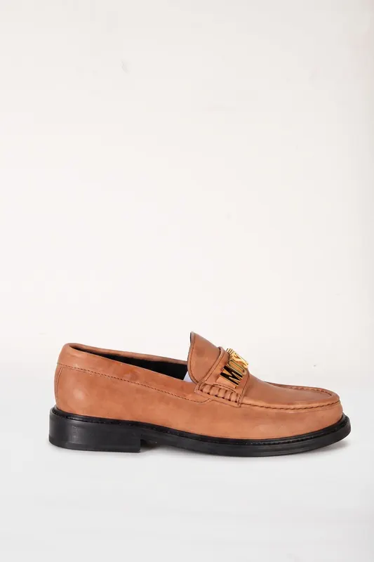 Moschino Logo-plaque Suede Loafers Beige Maat: 41 | Instappers Outlet | Heren | Beige