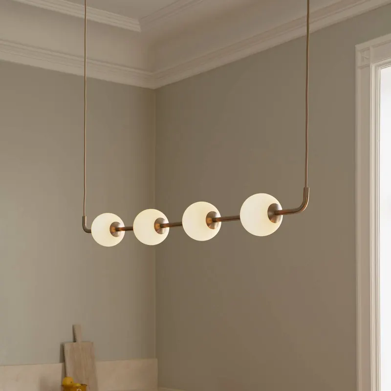 Żyrandol LED UMAGE Audrey LINEAR, mosiądz, 118 cm, 4-punktowa.