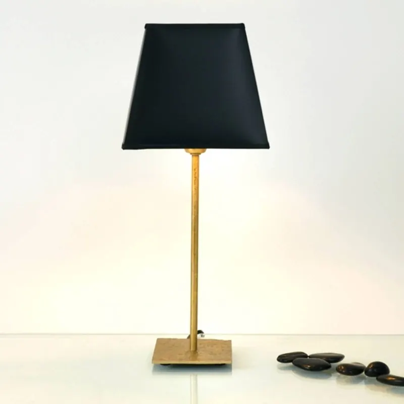 Klasyczna lampa stołowa Mattia z kloszem