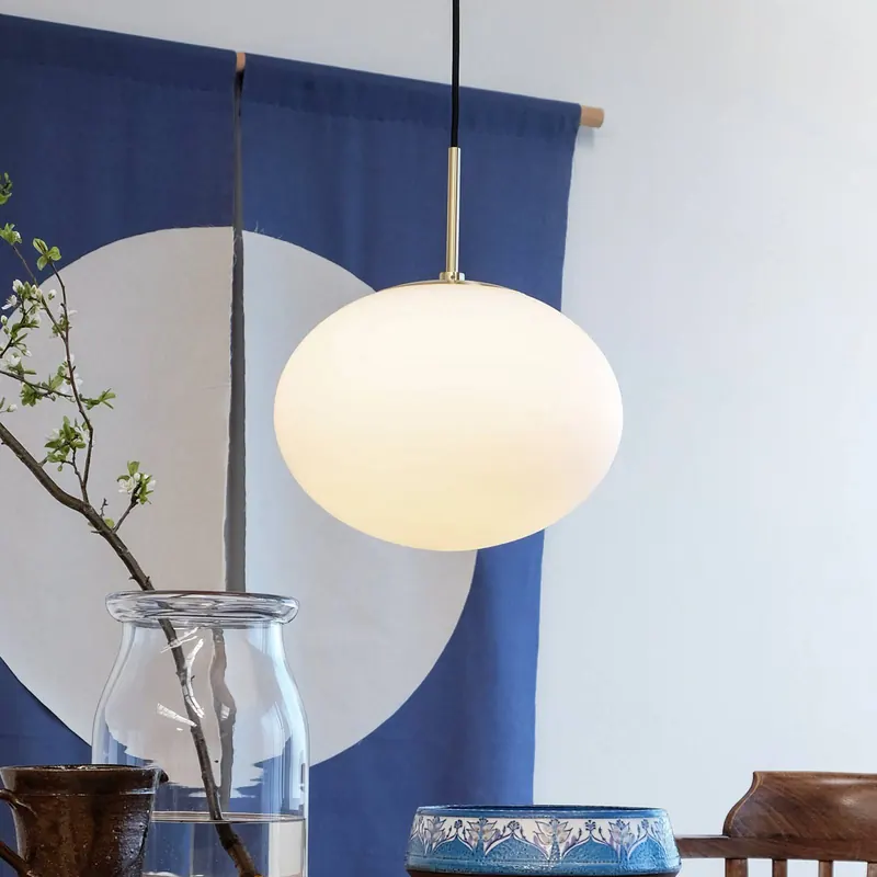 Lampa wisząca Dyberg Larsen Princess, opal/mosiądz, Ø 28 cm