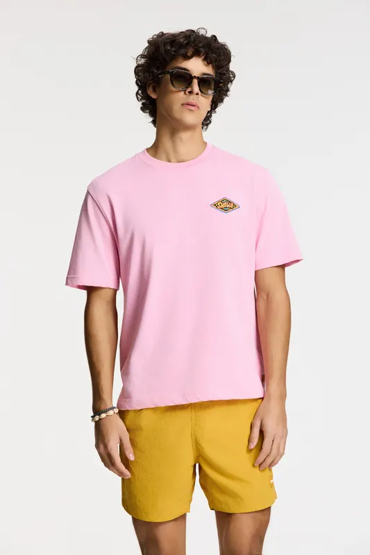 Shiwi Finn Relaxed T-shirt Badge Pink Chalk Maat: M | Korte Broeken Outlet | Heren | Geel
