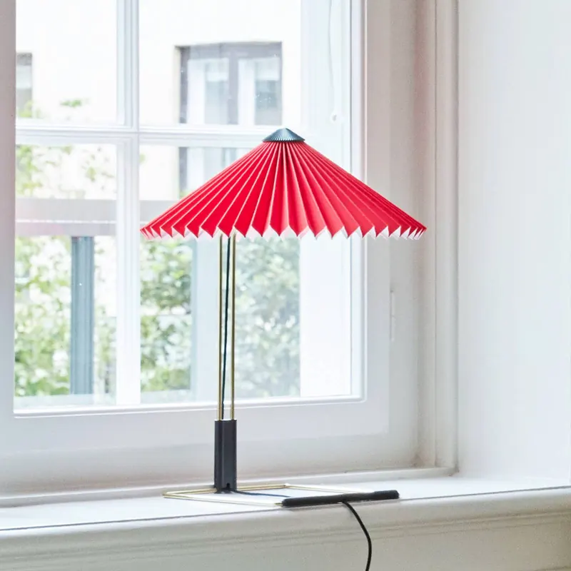 Lampa stołowa LED HAY Matin, jasnoczerwona/mosiężna, wysokość 38 cm