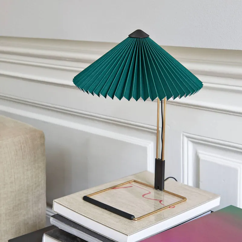 Lampa stołowa LED HAY Matin, zielona/mosiężna, wysokość 38 cm