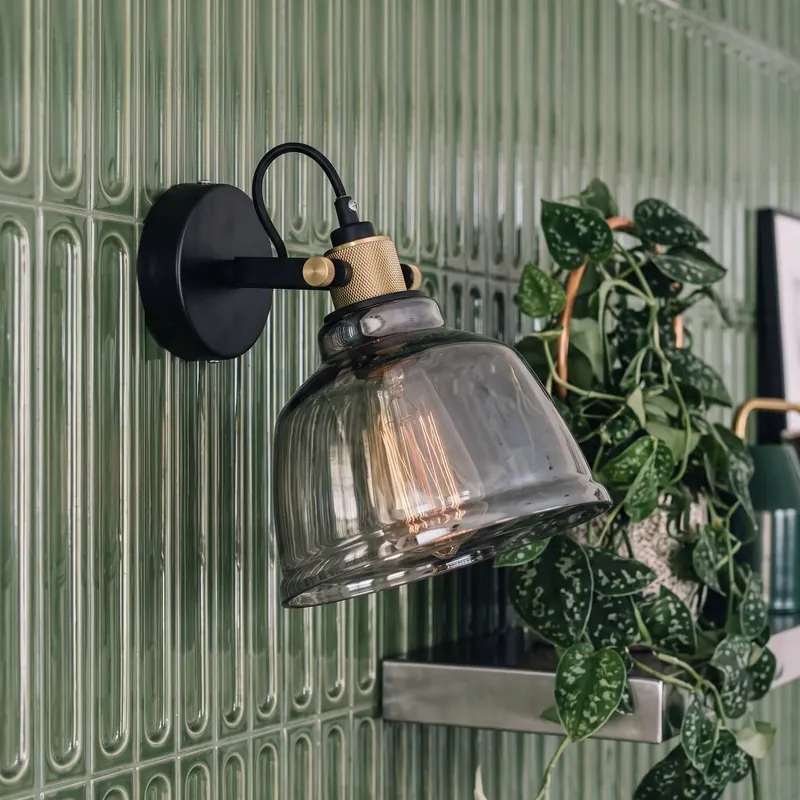 Klosz z przydymionego szkła – lampa ścienna Irving