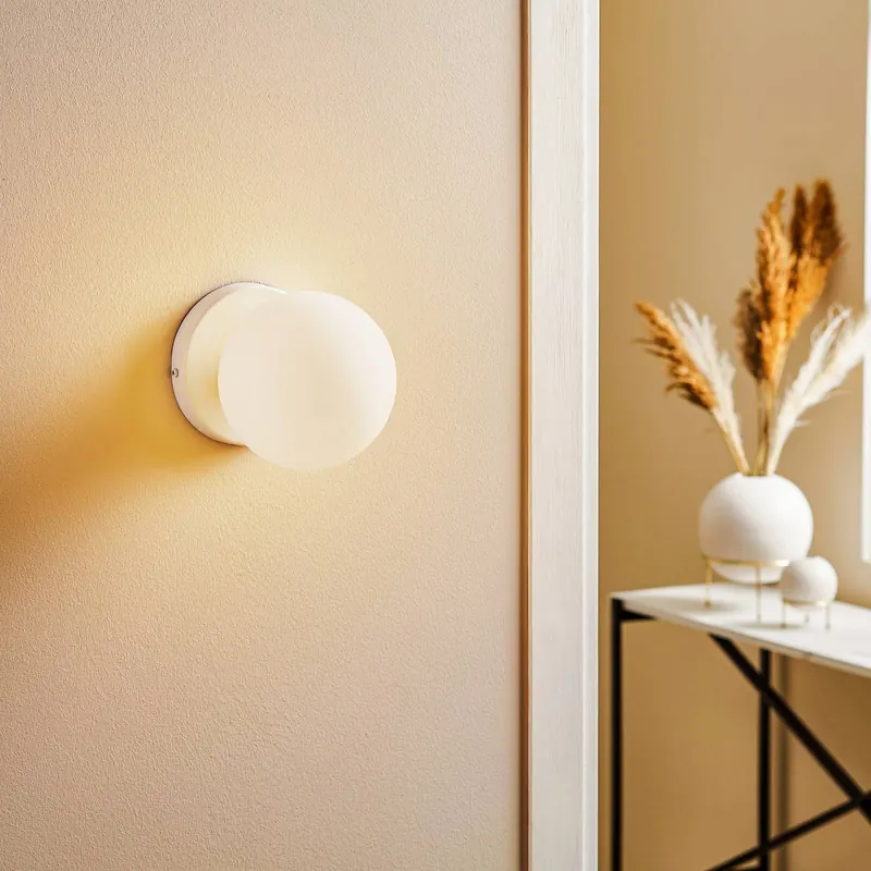 Lampa ścienna Kiba biała/złota z kloszem kulistym