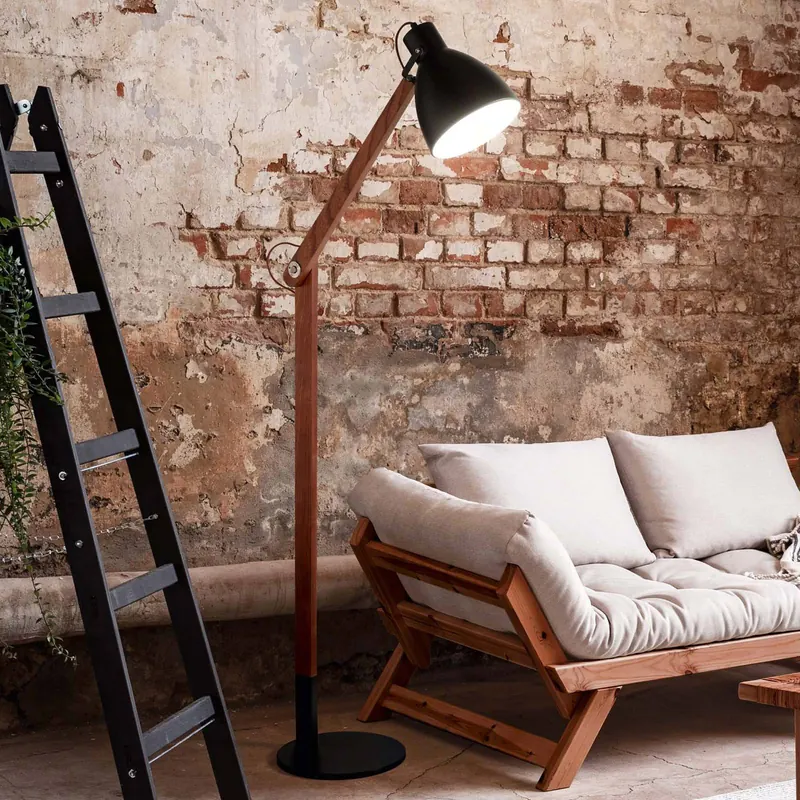 Lampa stojąca Sveva z drewna, czarna/orzech