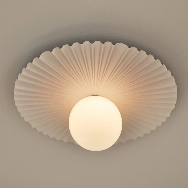 Lampa ścienna Nuura Liila Muuse, Ø 42 cm, IP44, biała/opalowa