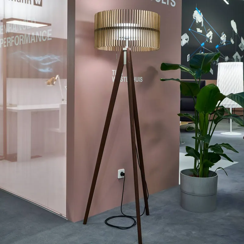Lampa stojąca LED Vivaa.free – jasny dąb, CCT, trójnóg, drewno