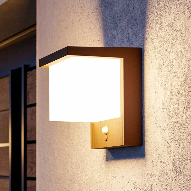 Lampa ścienna LED z panelem słonecznym Frigento w kolorze rdzy, wysokość 15 cm,