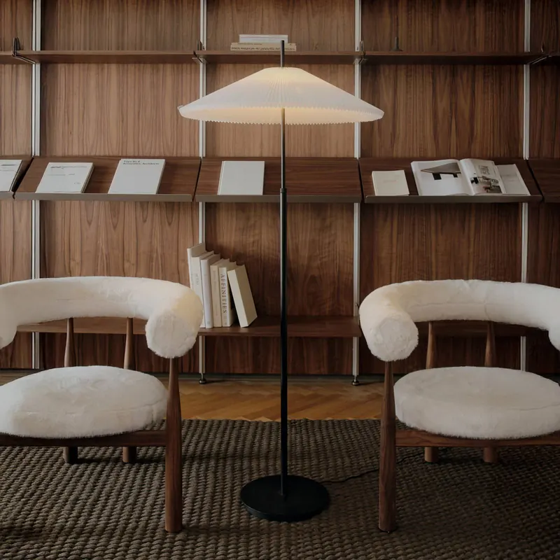 Lampa stojąca LED New Works Nebra, czarno-biała, 150 cm, z tkaniny