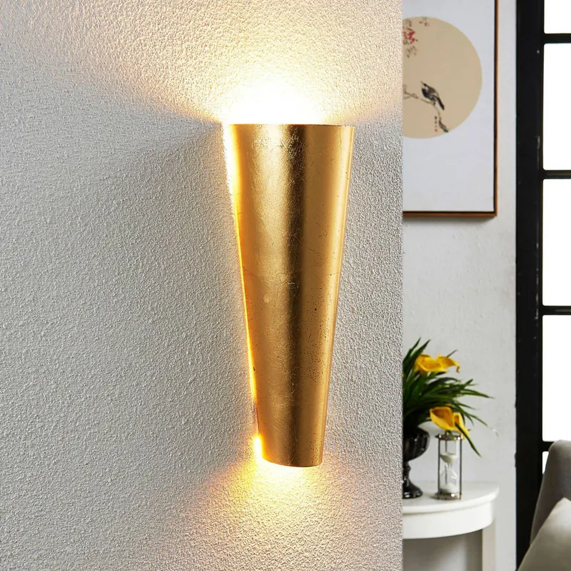 Piękna w swej formie lampa ścienna Conan, złota