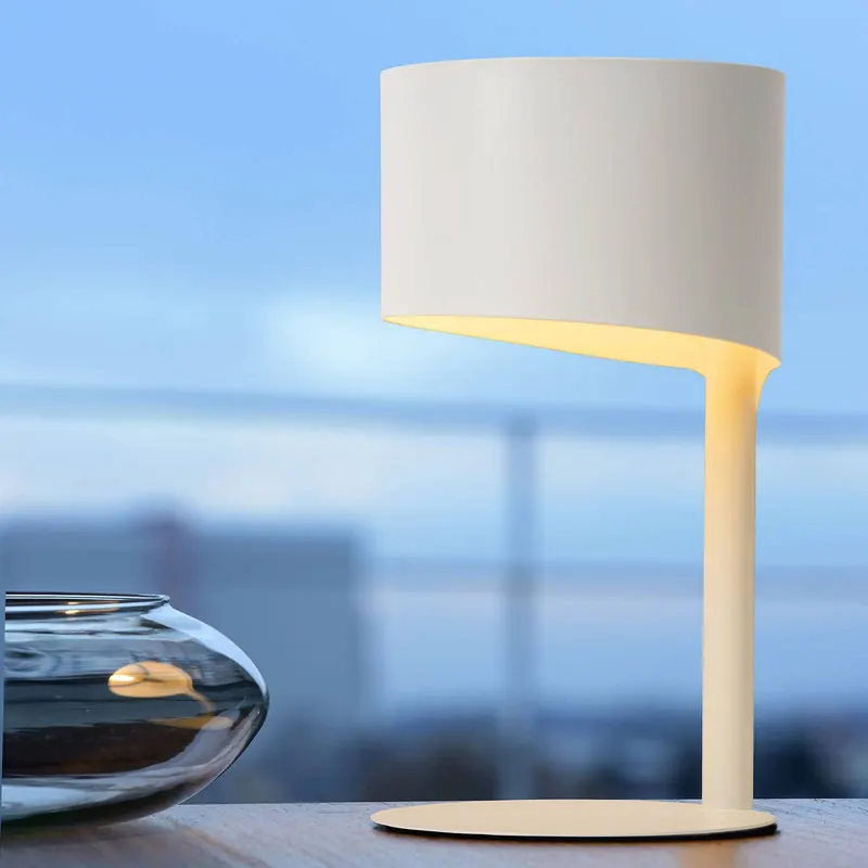 Lampa stołowa Knulle z metalu, biała