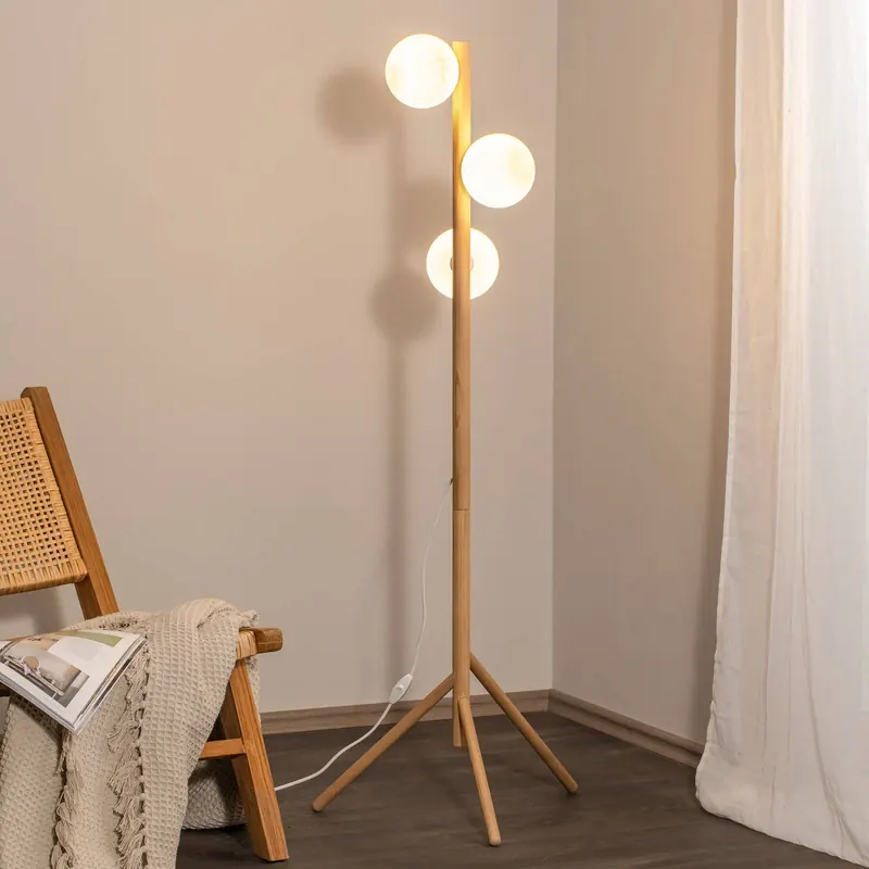 Lampa stojąca Estera, szkło opalowe, drewniana rama, 132 cm, 3-punktowa