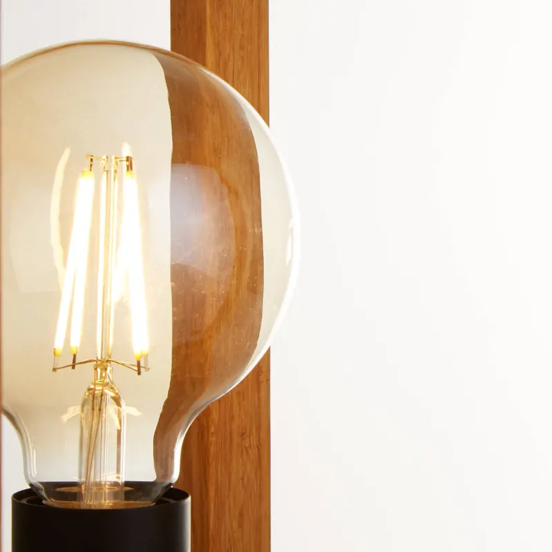 Kwadratowa lampa stołowa wykonana z bambusa