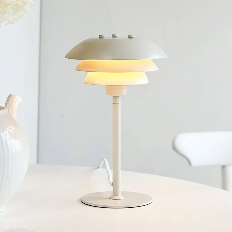 Lampa stołowa Dyberg Larsen SIXTEEN, perłowo-biała, metalowa, E27